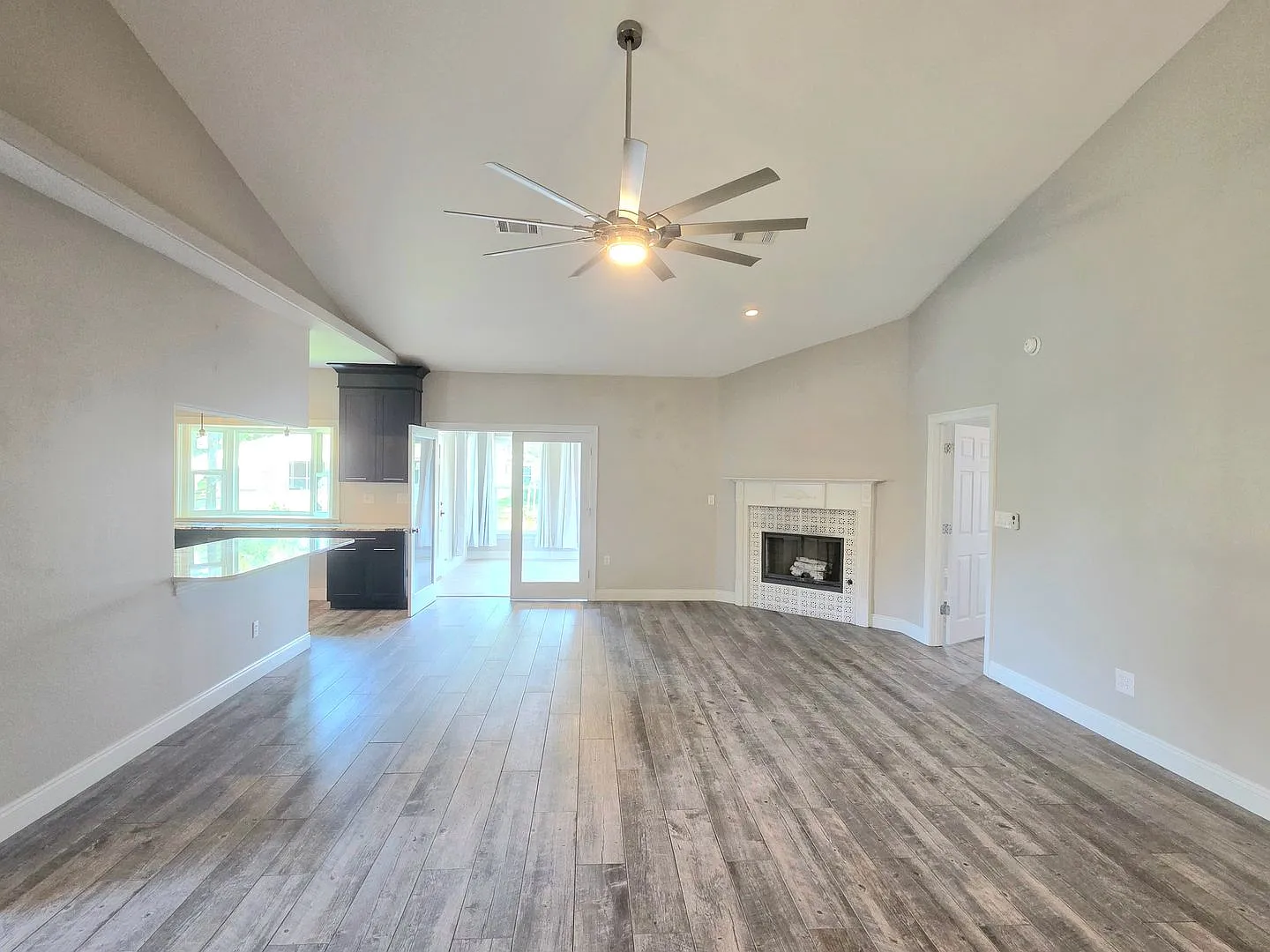 Spacious 4-Bedroom Home - Waterfront Property — Photo 2