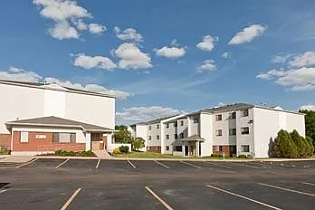 Building Photo - 3404 Queen Dr S #W