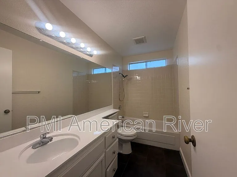 3400 Cobblestone Dr — Photo 15