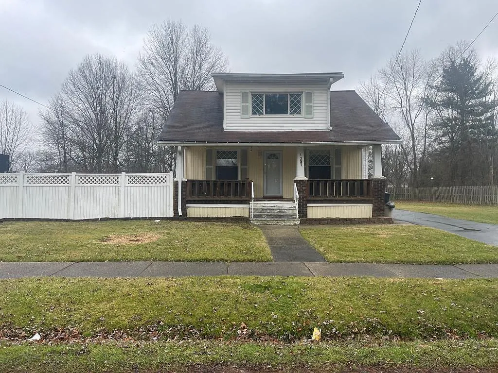 1357 Francis Ave SE photo 1