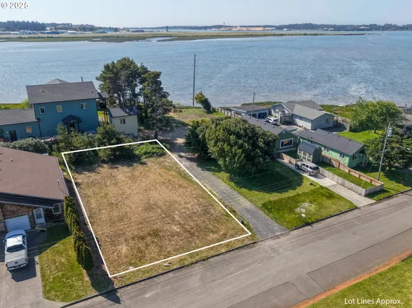 1560 Monroe St, North Bend, OR 97459