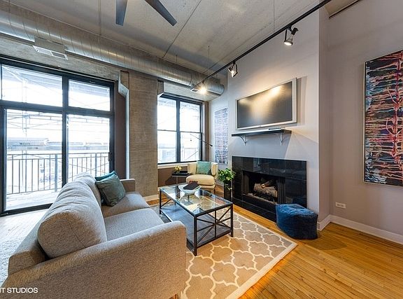 4th image of 1635 W Belmont Ave APT 607