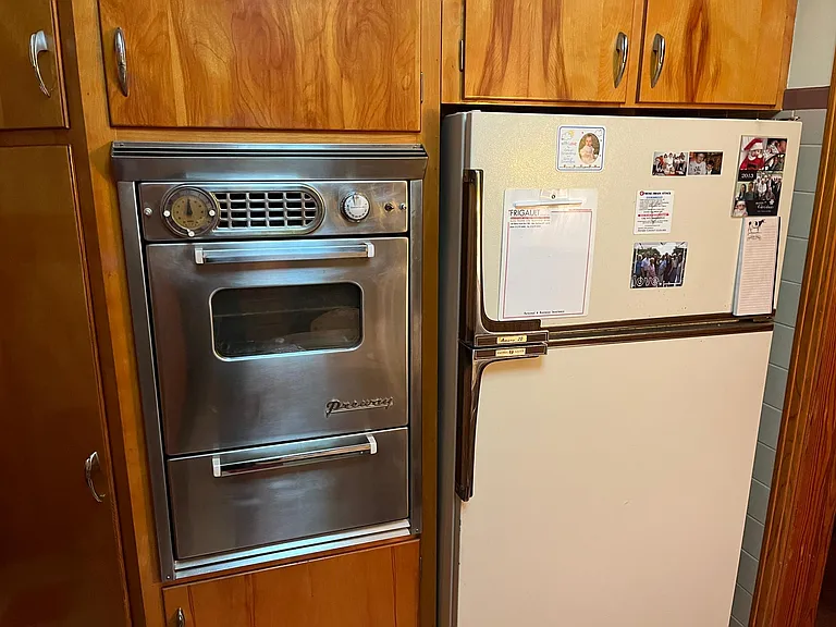 Kitchen/Oven and Fridge