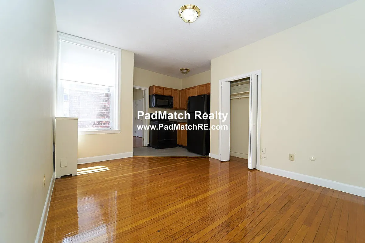 Living room - 1132 Commonwealth Ave #11