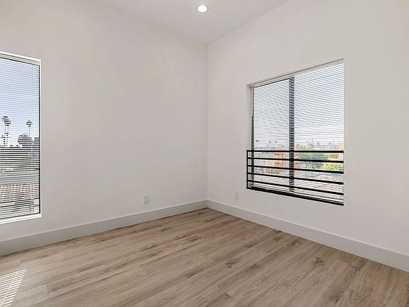 4th image of 1130 N Tamarind Ave #1132