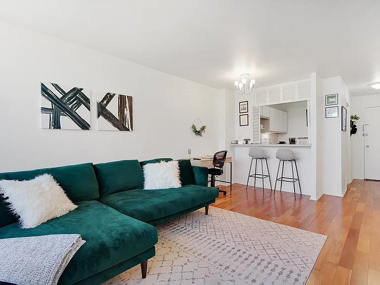 88 W Schiller St #703 — Photo 3