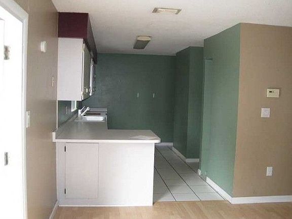 3rd image of 300 River Dr
