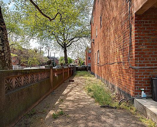 5th image of 600 E 82nd St