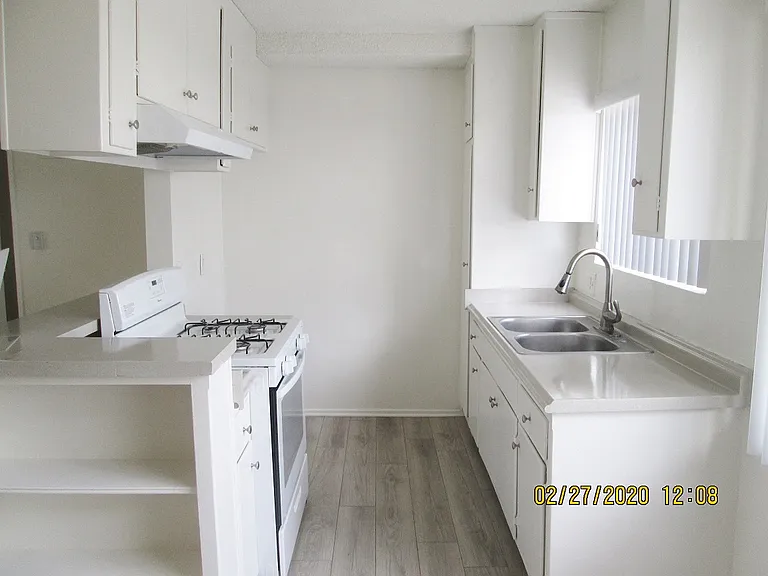 Lido Apartments - 1640 Barry — Photo 6