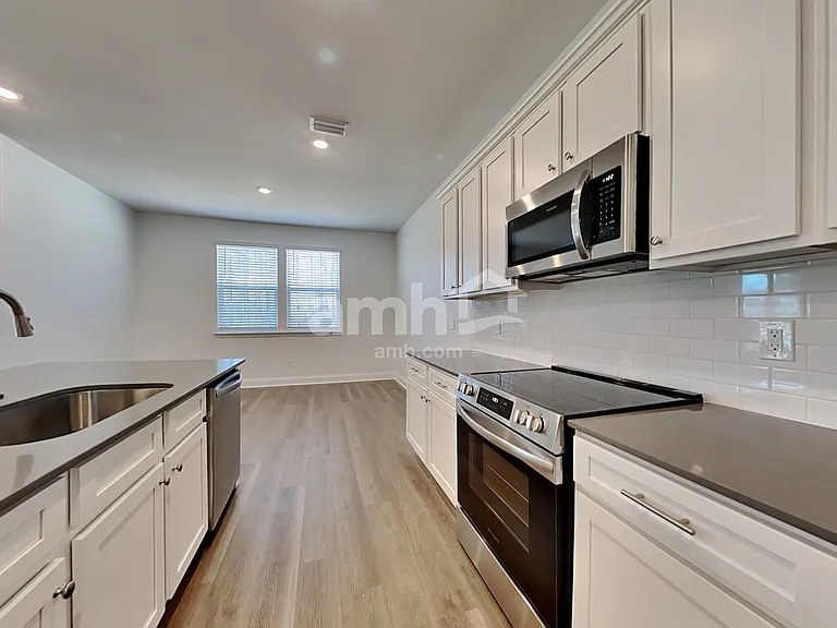 563 Plumeria Ln — Photo 4