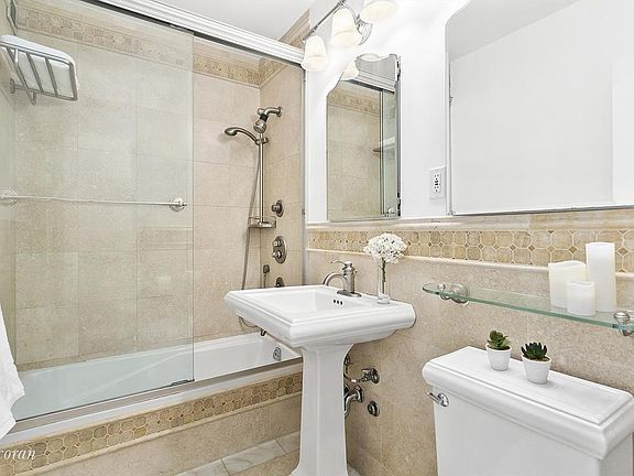 4th image of 118 E 60th St APT 15E