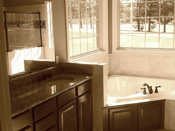 4th image of 324 White Rose Ave