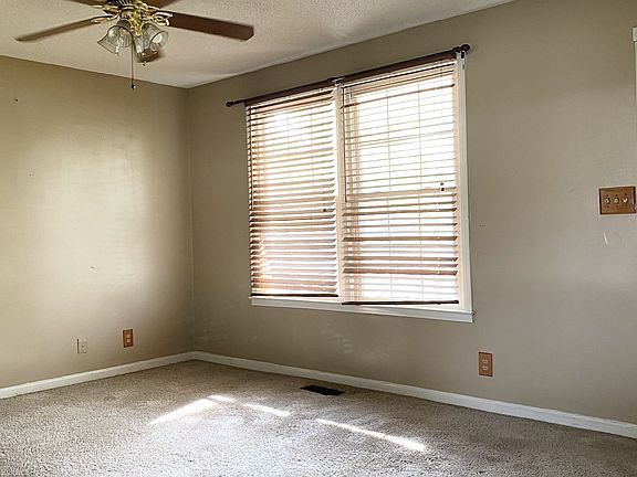 3rd image of 913 Ryan Dr