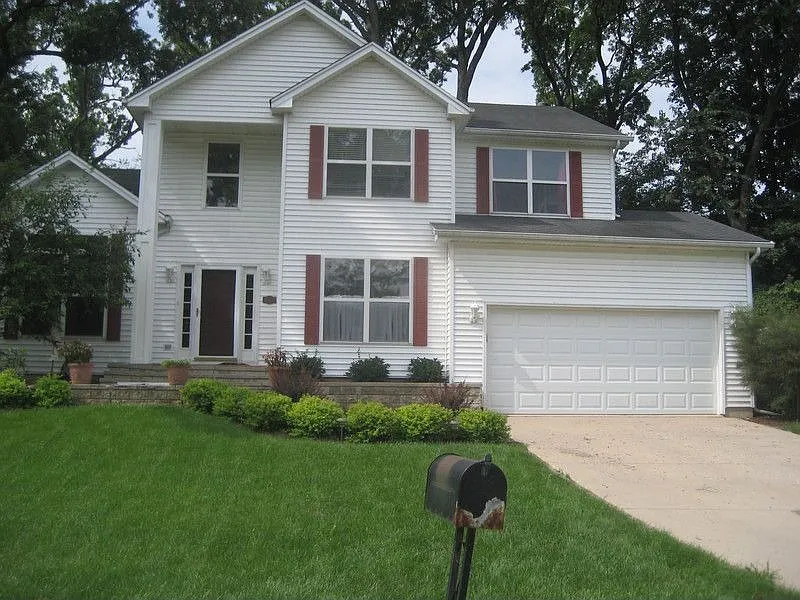 1037 Rosewood Dr photo 1