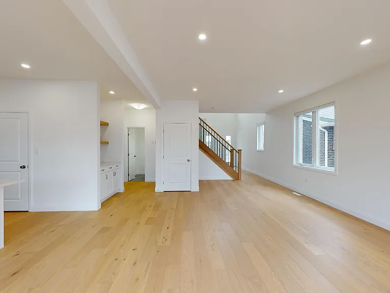 120 Basil Cres — Photo 9