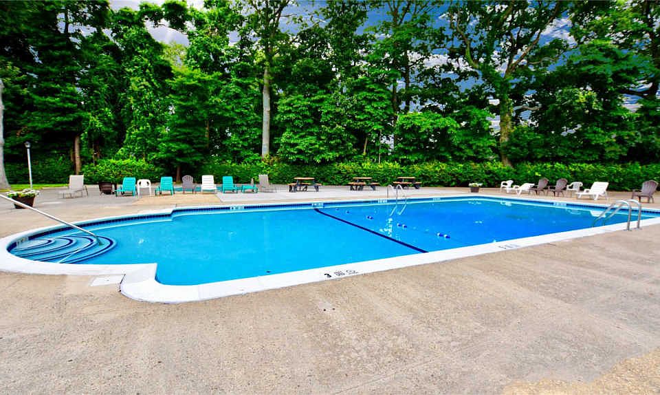 2nd image of 125 Hempstead Gardens Dr APT R2a