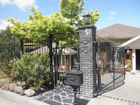4th image of 25 Thunderbird Dr