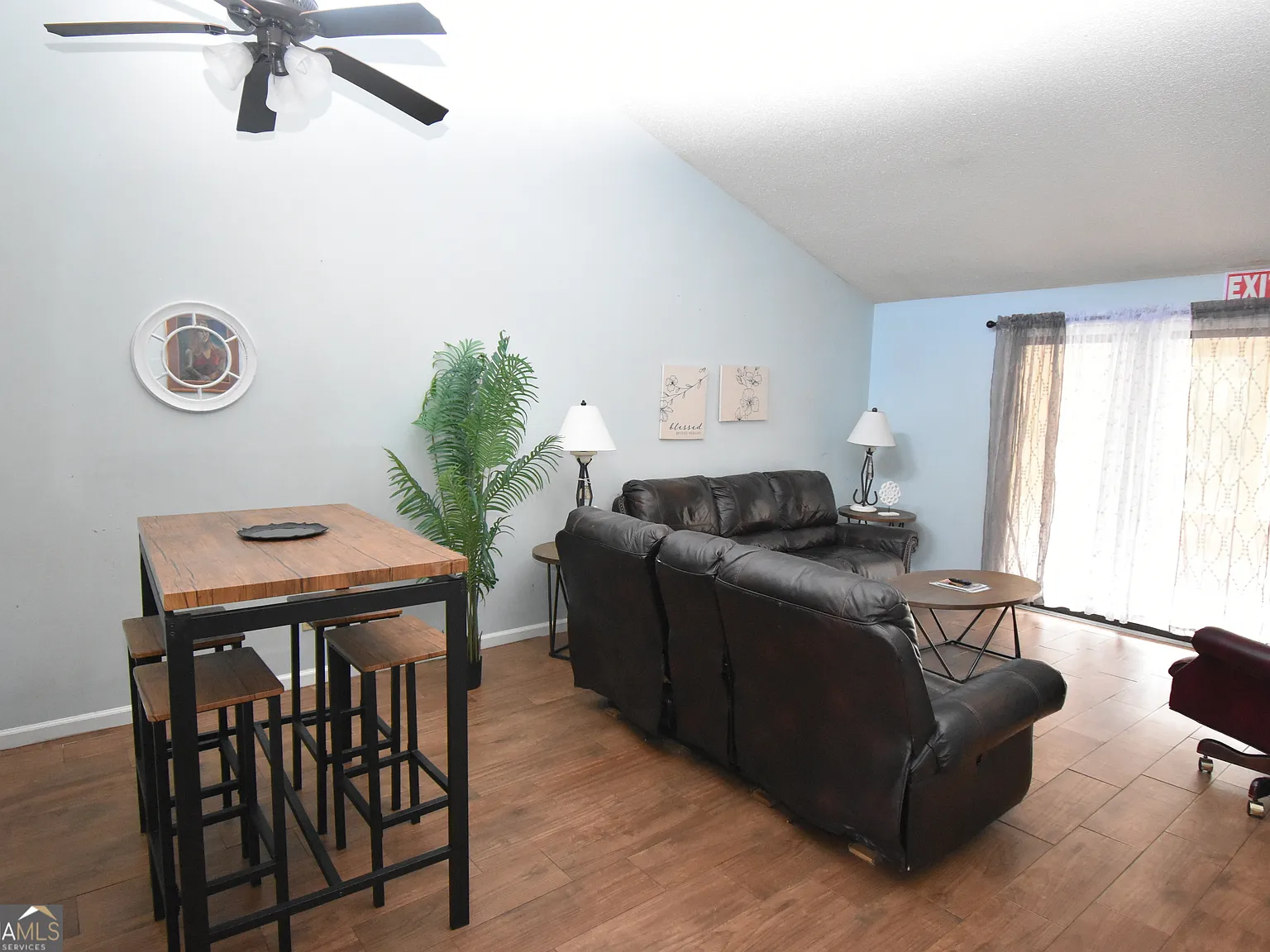 2 bed, 1.5 bath, 972 sqft, $2,200 — Photo 2