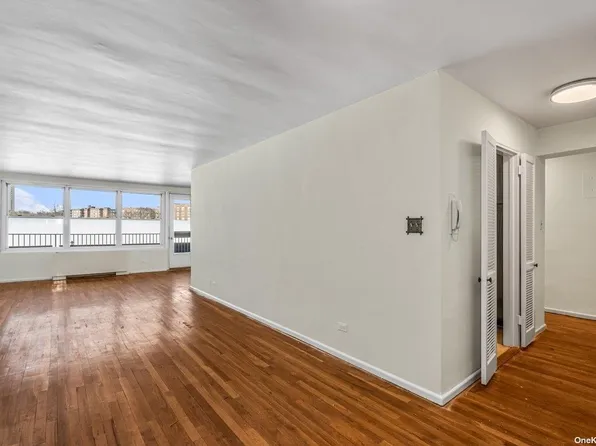 212-30 23rd Ave #3G, Bayside, NY 11360
