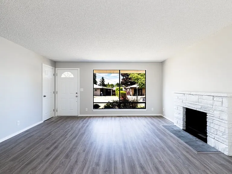 654 Jefferson Ave NE — Photo 4