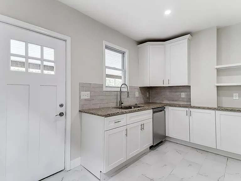 40 E Markison Ave — Photo 7