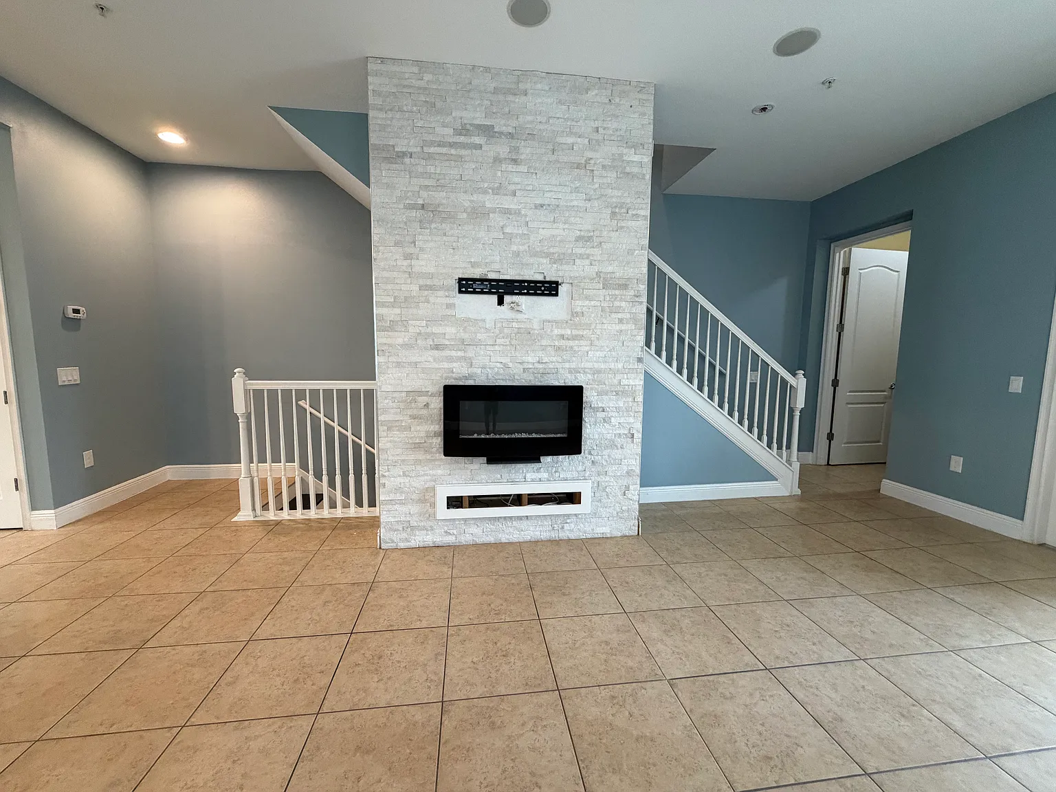 3 bed, 3.5 bath, 1964 sqft, $2,700 — Photo 4
