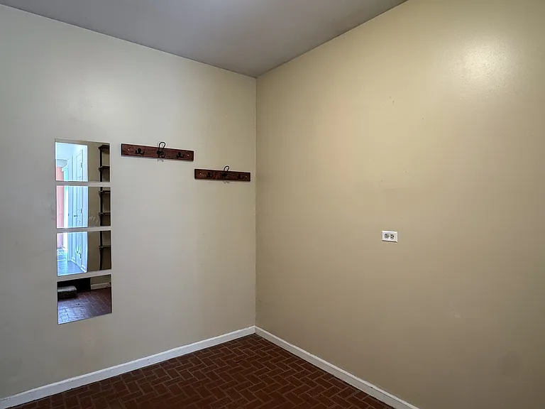 1142 Greensfield Dr — Photo 8