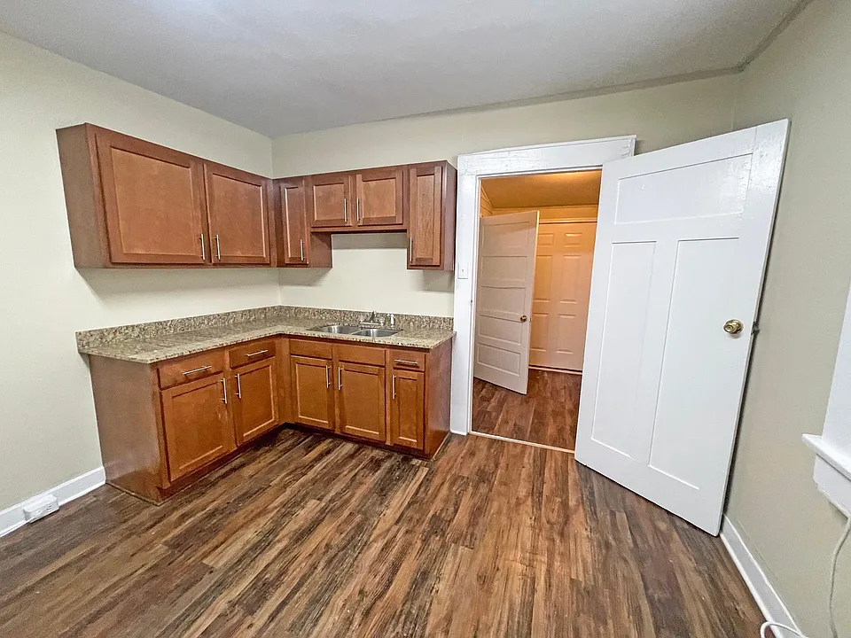 1128 Hillary St