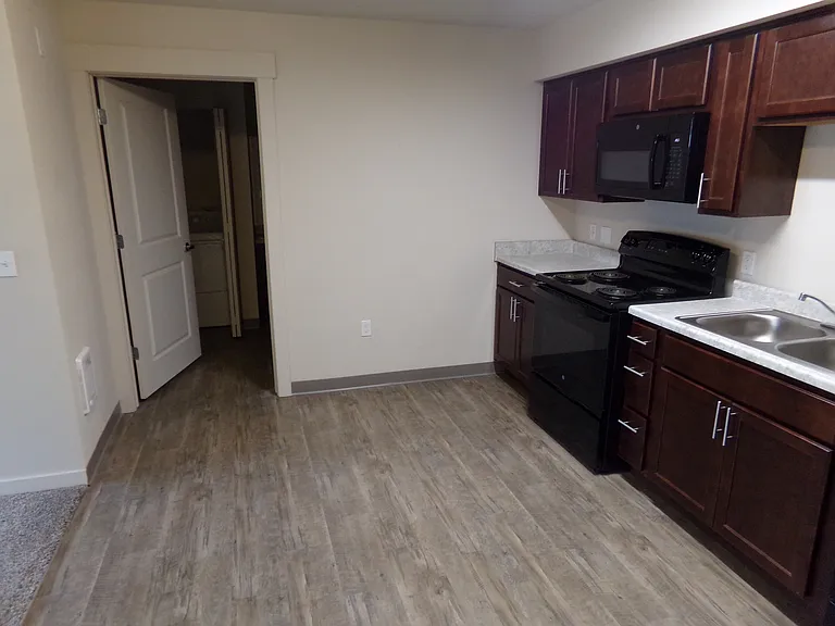 Crossroads Apartments — Photo 17