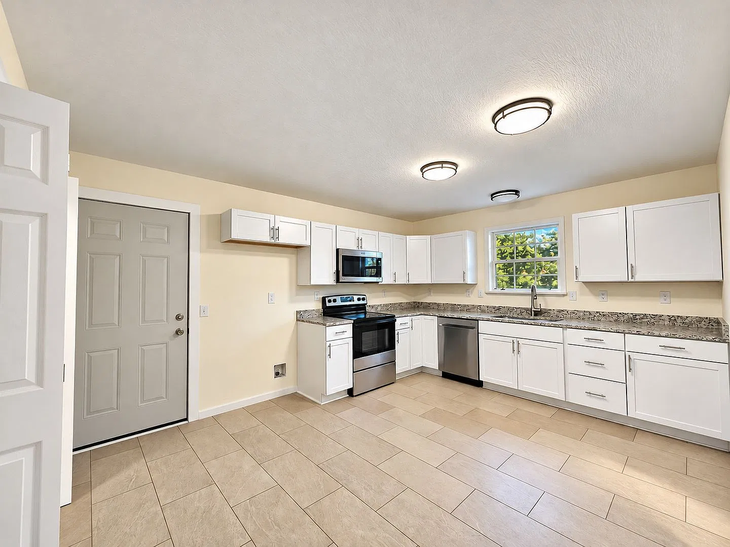 3 Bed | 1 Bath | 1 Car Garage Home! 1100 sqft located in Springfield! — Photo 3
