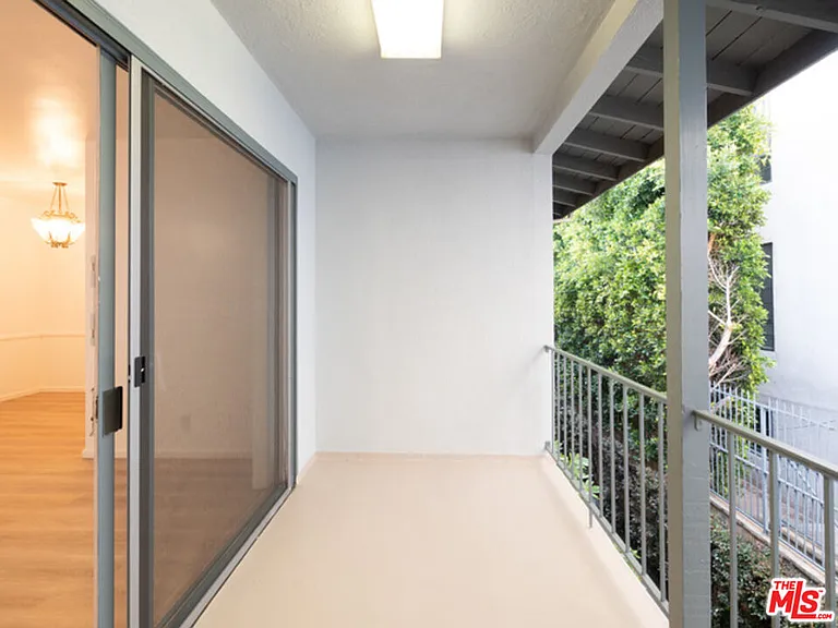 422 Arnaz Dr #7 — Photo 1