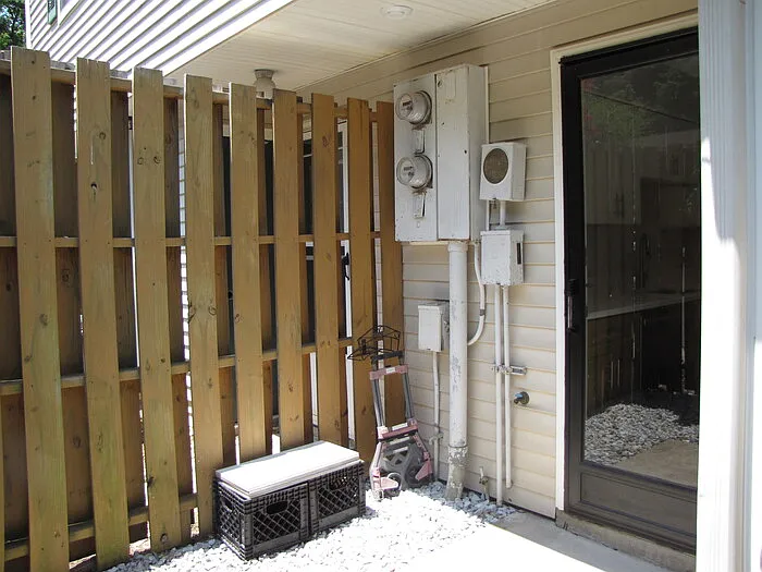 220 Elizabeth St — Photo 17