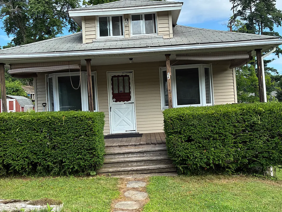 11 Eleanor Dr