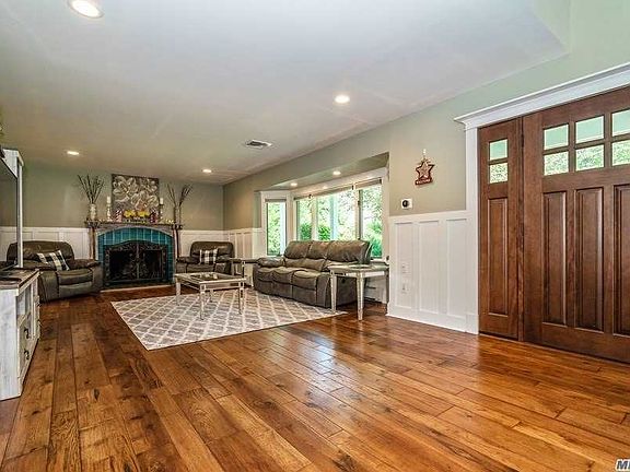 4th image of 32 Seville Ln