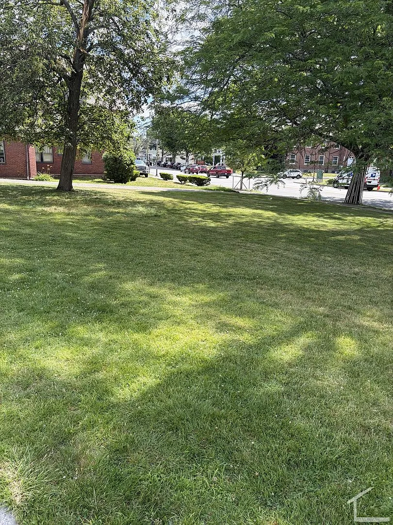 HUge single family in Watertown — Photo 2