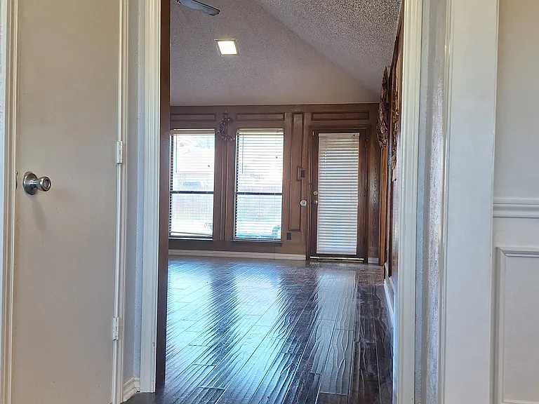 1520 Estrella Dr — Photo 3