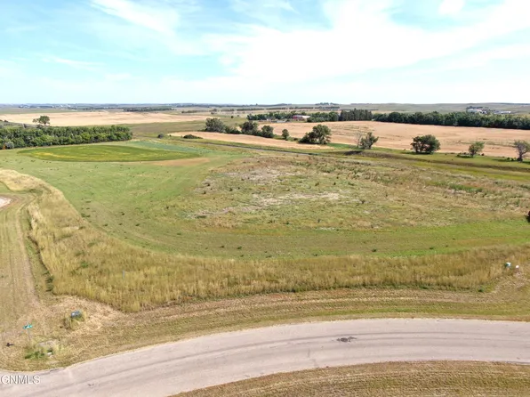 20002 Acadia Pl, Bismarck, ND 58503