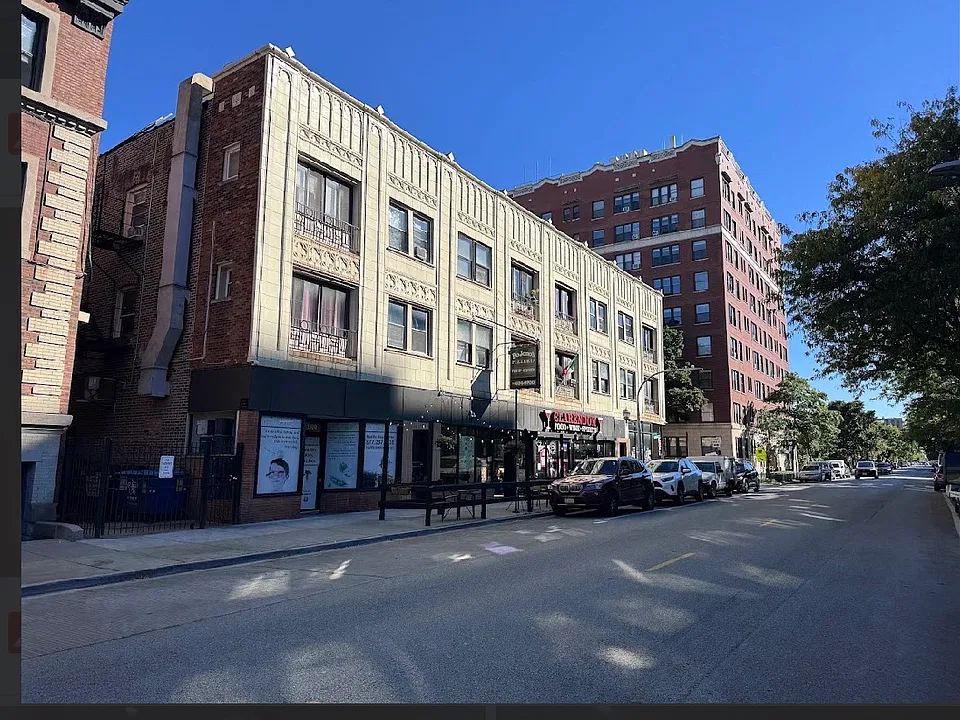 4181 N Clarendon Ave #18