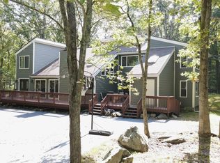 101 Jackson Dr, Hawley, PA 18428