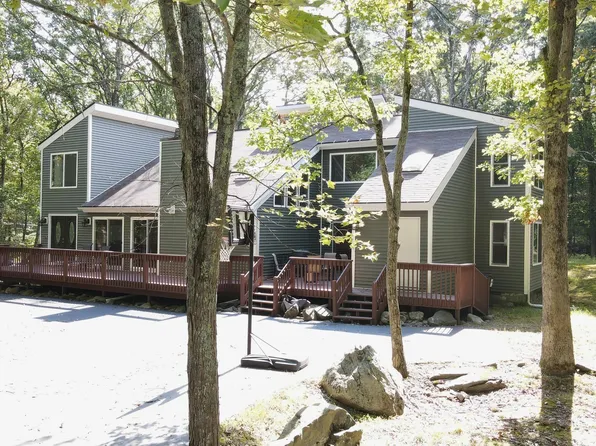 101 Jackson Dr, Hawley, PA 18428