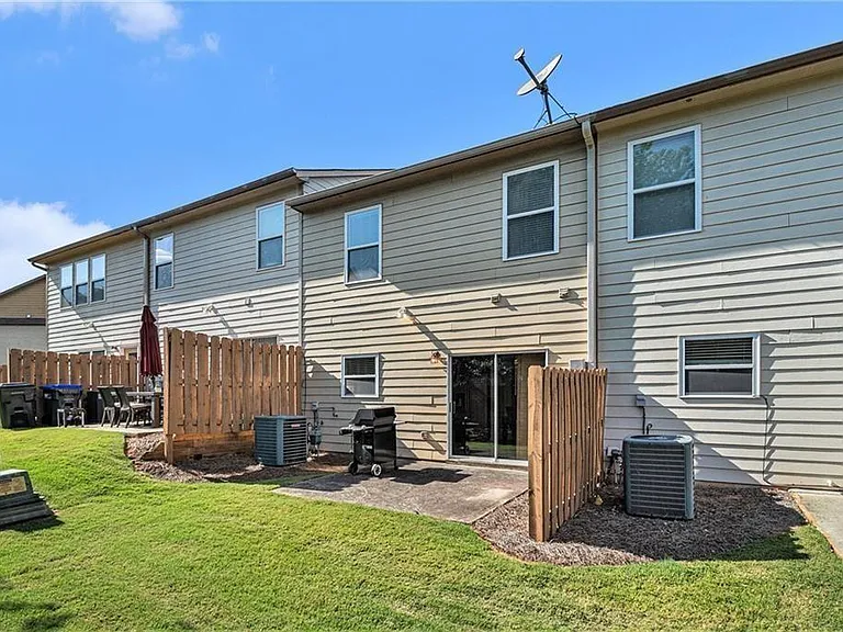 350 Beynon Ter — Photo 7
