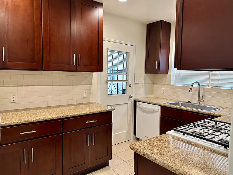 Modern kitchen - a lot of cabinet space, back exit/entrance