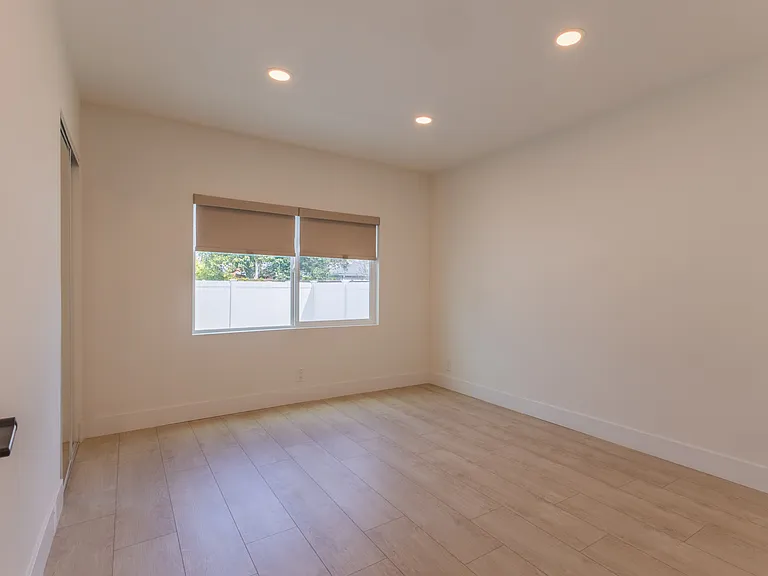 17601 Hamlin St — Photo 15