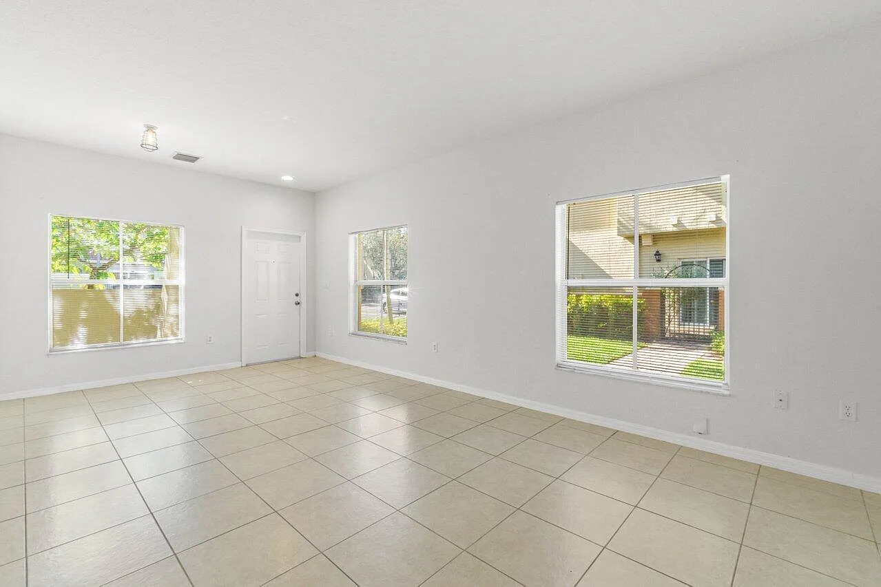 3 bed, 2.5 bath, 1402 sqft, $2,500 — Photo 4