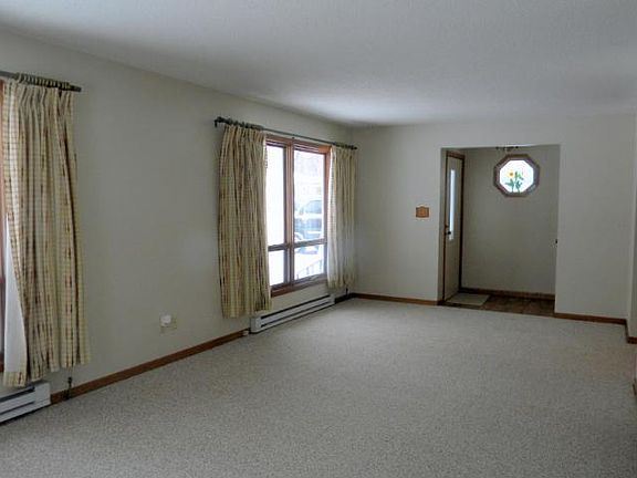 4th image of 923 11th Ave NE