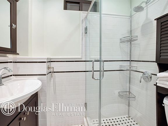 3rd image of 118 W 72nd St APT 802