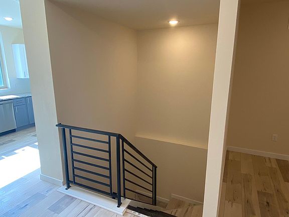 4th image of 5725 Lansdowne Ave Unit 1