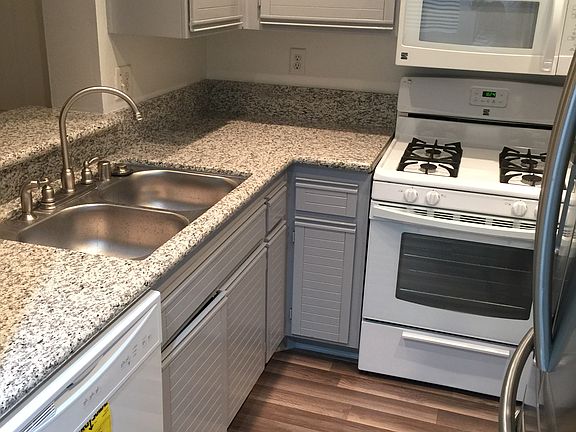 2nd image of 24133 Del Monte Dr Unit 195