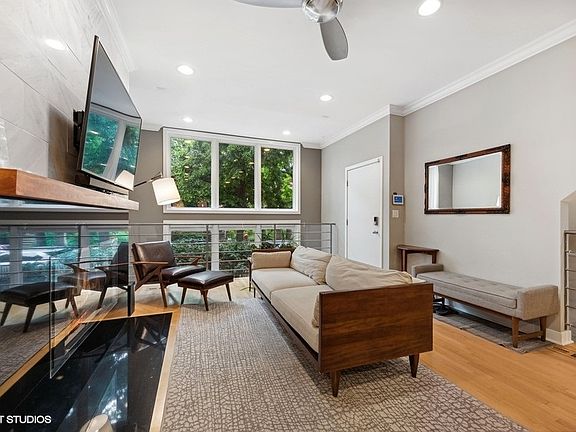 5th image of 829 N Winchester Ave #1