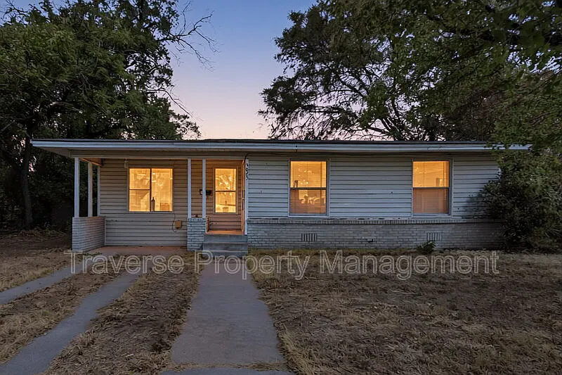 3 bed, 1.0 bath, 1060 sqft, $1,550 — Photo 2